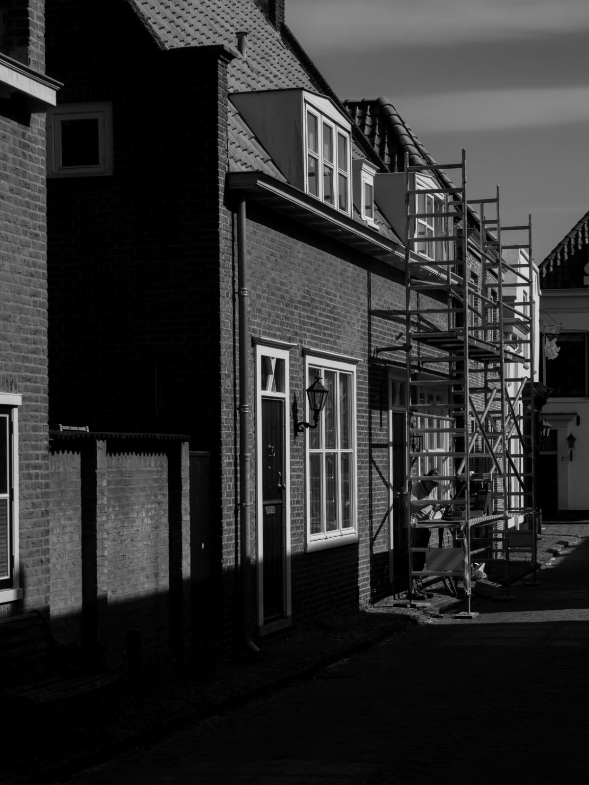 Steiger tegen een gevel tijdens renovatiewerkzaamheden